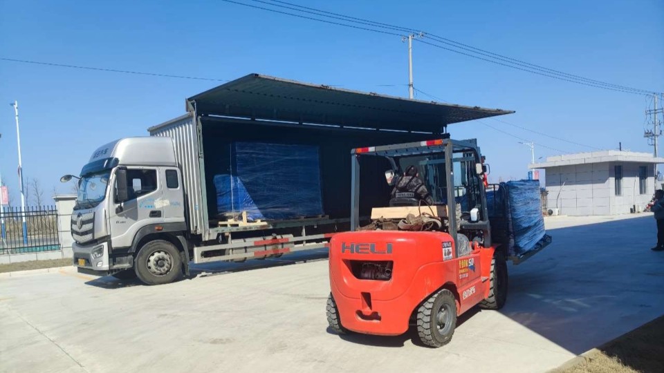 【喷胶机发货（huò）】俄罗斯客户订购的ZP40型自动喷（pēn）胶机发货