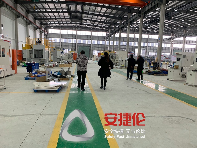 自動噴(pēn)塗機(jī)器人 自動噴塗(tú)機器(qì)人