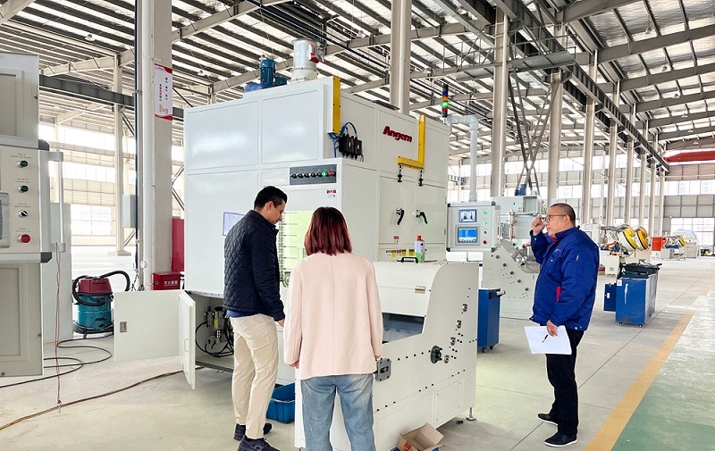 美國客(kè)戶驗收橡膠減震鏈式滾膠機(jī) 考察塗裝磷化廢氣處理設備
