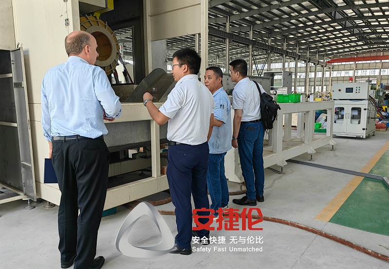 老客(kè)戶德國福沃克橡膠減震到訪安捷(jié)倫考察自動噴膠機