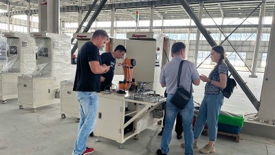 【縮徑機發貨】馬來西亞汽車減振客戶襯套全自動縮（suō）徑機（jī）成功交付