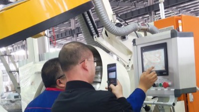 汽車橡膠減震客戶到（dào）訪安捷（jié）倫（lún） 驗收自動滾噴機R90