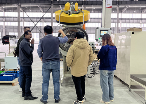 印(yìn)度橡膠減震客戶到訪安(ān)捷倫 驗收滾噴機R90
