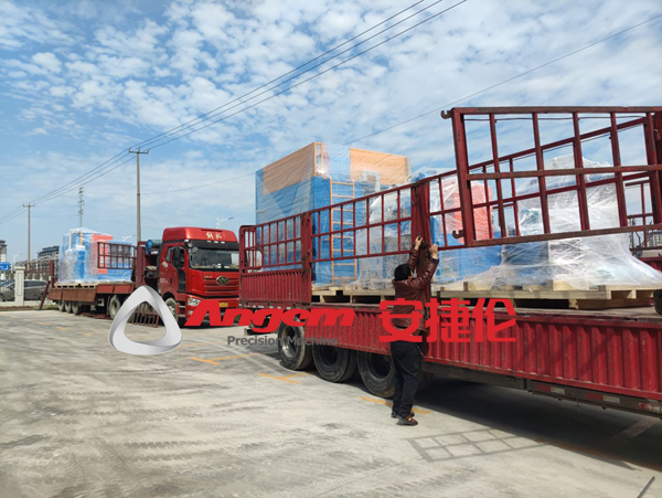 喜訊!順利向浙江(jiāng)客戶發了5台智能自動(dòng)化噴塗機(jī)縮徑設備