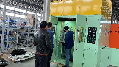 橡（xiàng）膠五金（jīn）製品客戶到訪（fǎng）榴莲网站 參觀考（kǎo）察全自動噴塗設備