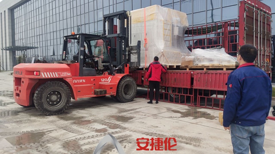 榴莲网站又一（yī）台自動噴膠機發貨啦！發往重慶汽車零部件製造企業