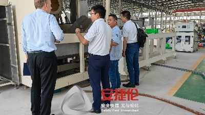 老客戶德國福沃克橡膠減（jiǎn）震到訪榴莲网站考（kǎo）察自動噴膠機