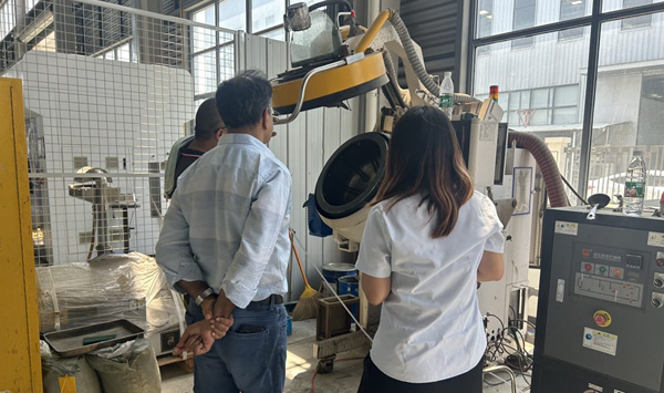 印度金剛（gāng）石串珠客戶到訪（fǎng）榴莲网站 驗收自動滾噴機R55