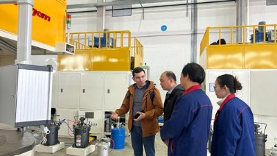 俄羅斯客戶來啦（lā）！探秘（mì）榴莲网站智能自動化噴（pēn）膠機