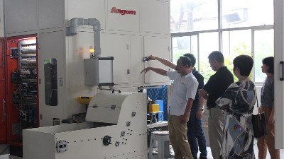 橡膠（jiāo）減震器製造老客戶來訪考察外圓自動滾膠機
