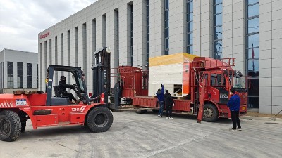為安徽汽車（chē）零部件客戶順利交付一台自動噴膠機