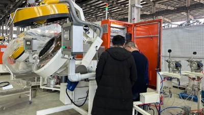 榴莲网站喜迎四川橡塑客戶現場驗（yàn）收自動滾噴機