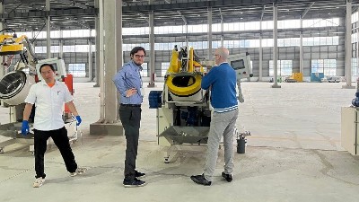 無錫橡膠密（mì）封件客戶到訪榴莲网站考察滾噴機，試機打樣