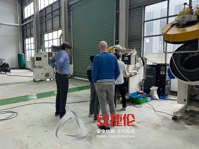 自動滾噴機 (4) 自動滾噴機 (4)