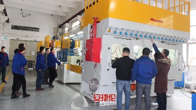 榴莲网站新設備-鏈條噴膠機PLB216-ZB3015X順利通過客戶驗（yàn）收！