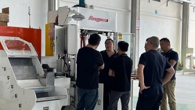 2批汽車零部件摩托（tuō）車零部件（jiàn）客戶來訪參觀滾膠機（jī）和（hé）噴膠機
